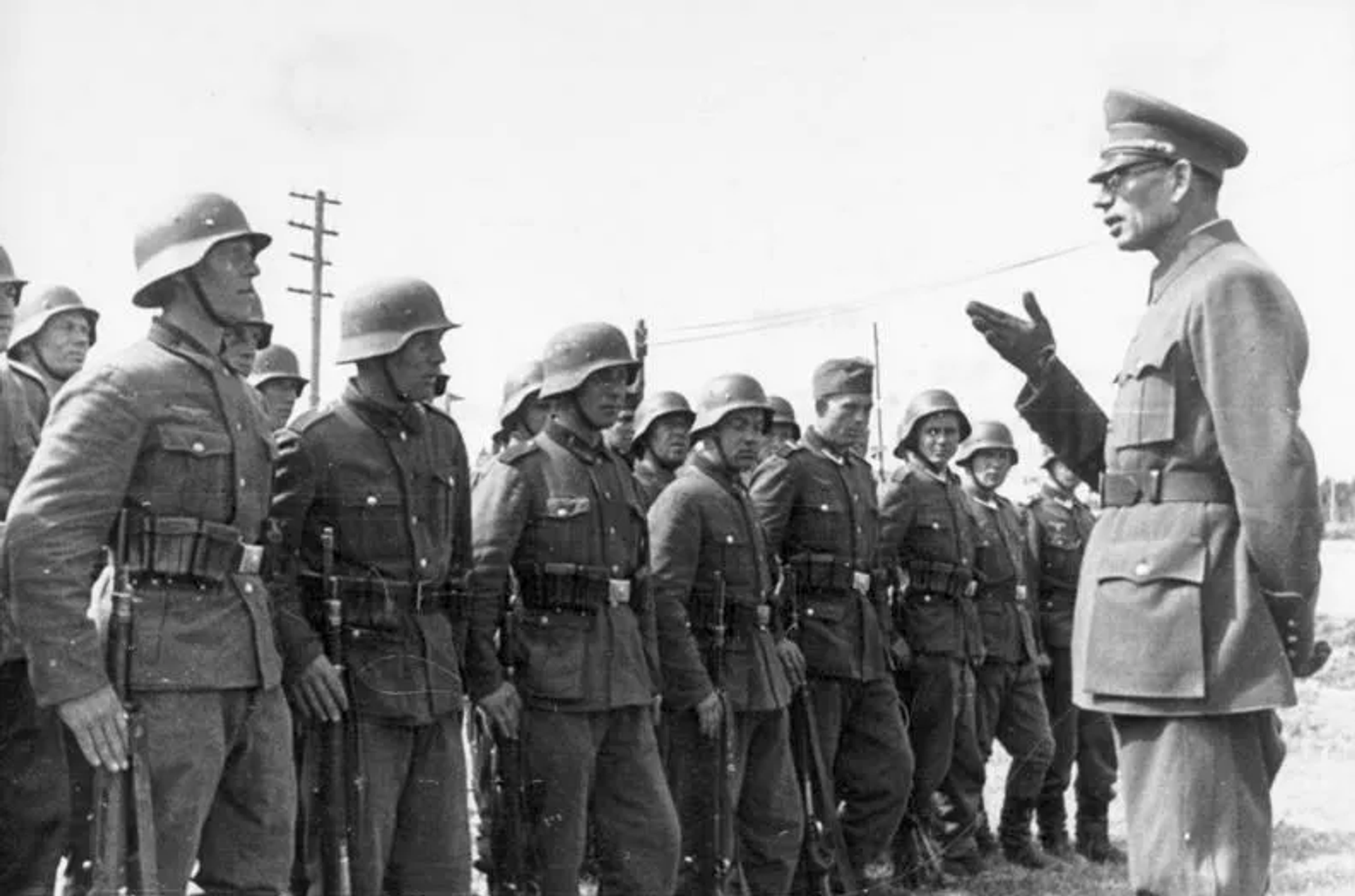 Red Army officer-turned pro-Nazi turncoat Andrei Vlasov addresses his troops. - Sputnik International, 1920, 26.09.2021