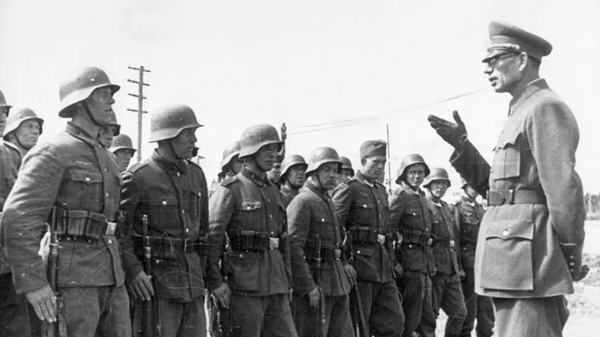 Red Army officer-turned-pro-Nazi traitor Andrei Vlasov addresses his troops. Red Army officer-turned-pro-Nazi traitor Andrei Vlasov addresses his troops. - Sputnik International