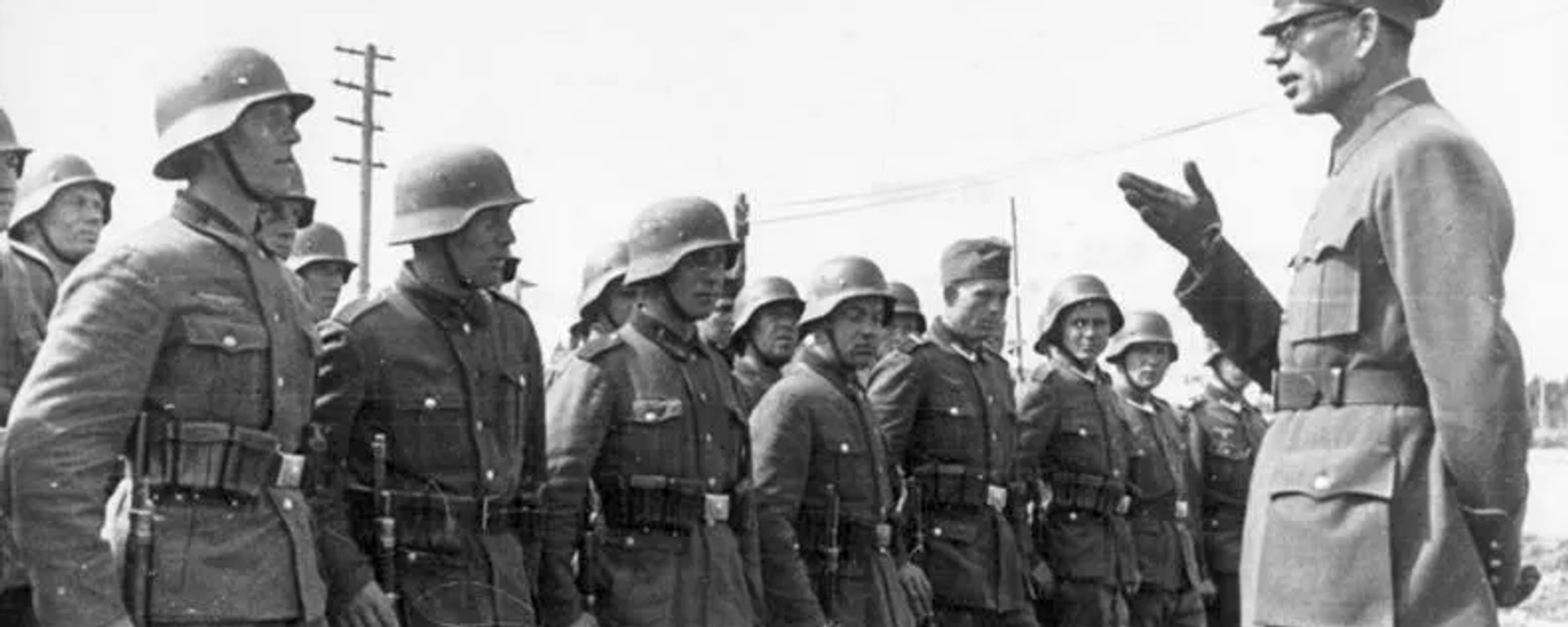 Red Army officer-turned-pro-Nazi traitor Andrei Vlasov addresses his troops. - Sputnik International, 1920, 07.12.2020