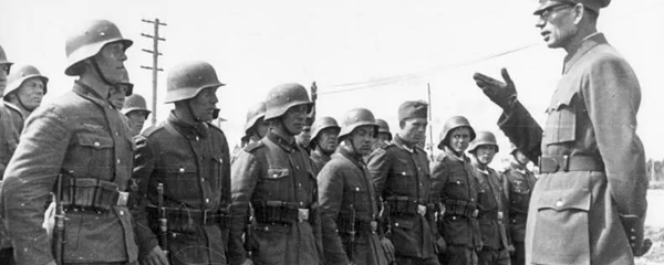 Red Army officer-turned-pro-Nazi traitor Andrei Vlasov addresses his troops. - Sputnik International