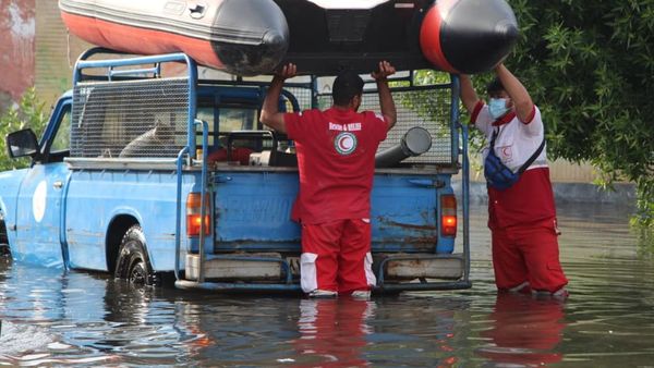 A photo showing two members of IFRC for Middle East and North Africa loading the inflatable boat during the floods in Iran, posted on Twitter December 2, 2020 - Sputnik International