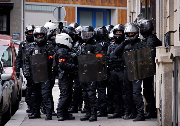 Police Use Water Cannon Against Protesters in Paris, Over 100 People Detained - Sputnik International