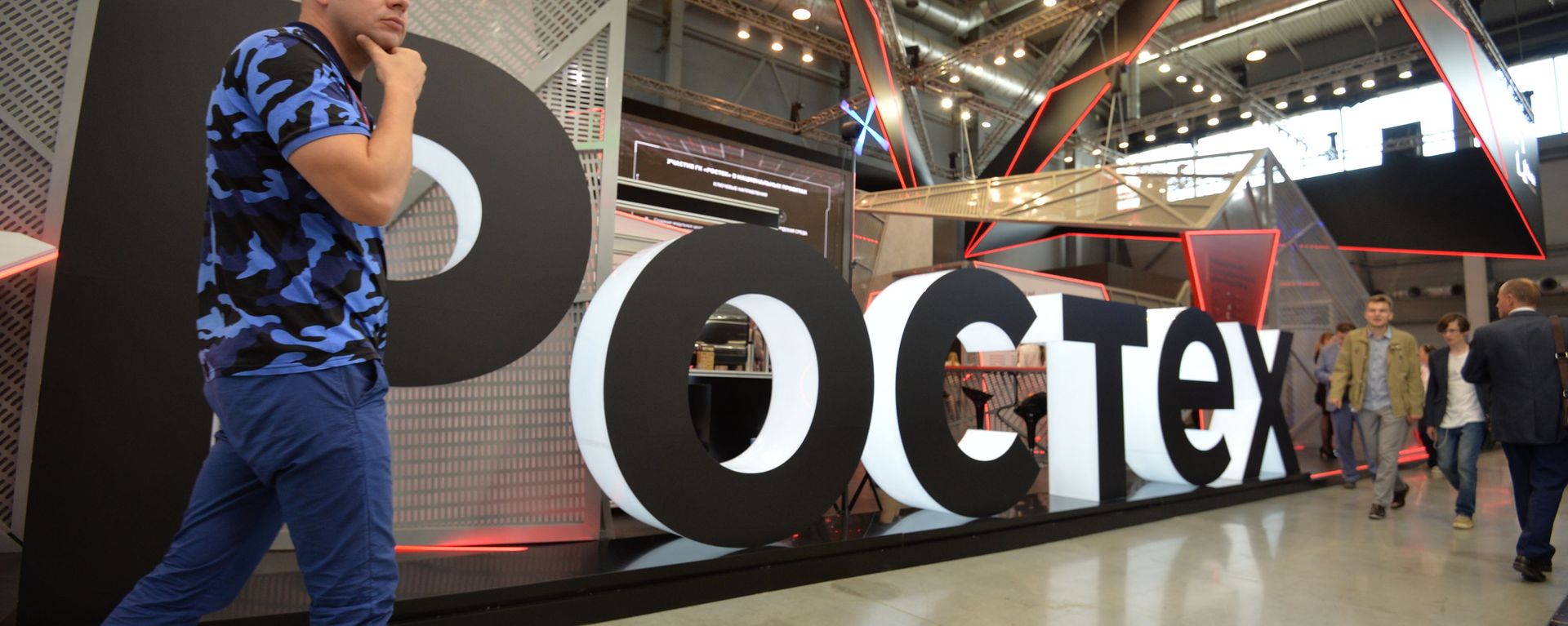A visitor walks past Rostec's stand at the attends the Innoprom International Industrial Fair, in Yekaterinburg, Russia - Sputnik International, 1920, 29.09.2026