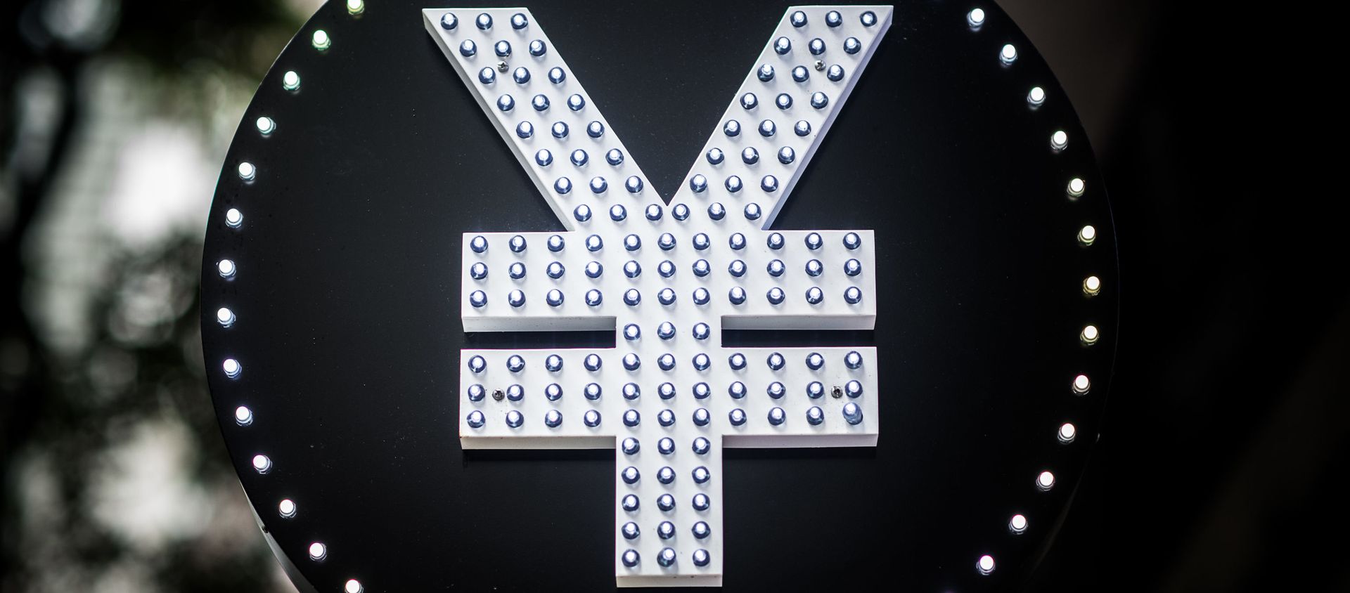 A foreign currency exchange booth sign showing the symbol for the Chinese yuan is seen in Hong Kong on August 13, 2015 - Sputnik International, 1920, 27.12.2020