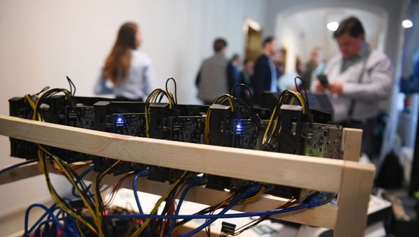 Bitcoin mining farm at the 3logic stand at the Russian Blockchain Week 2017 conference in Moscow - Sputnik International