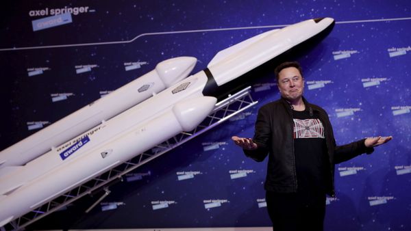 SpaceX owner and Tesla CEO Elon Musk arrives on the red carpet for the Axel Springer media award, in Berlin, Germany, Tuesday, Dec. 1, 2020 - Sputnik International