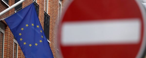 An EU flag flies on a building located in a one way street in London, Monday, Nov. 9, 2020 - Sputnik International