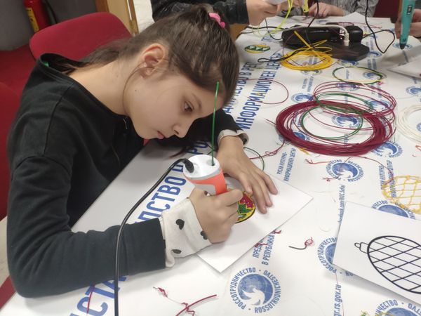 A Serbian student makes a model for a New Year decoration using a 3D pen. - Sputnik International