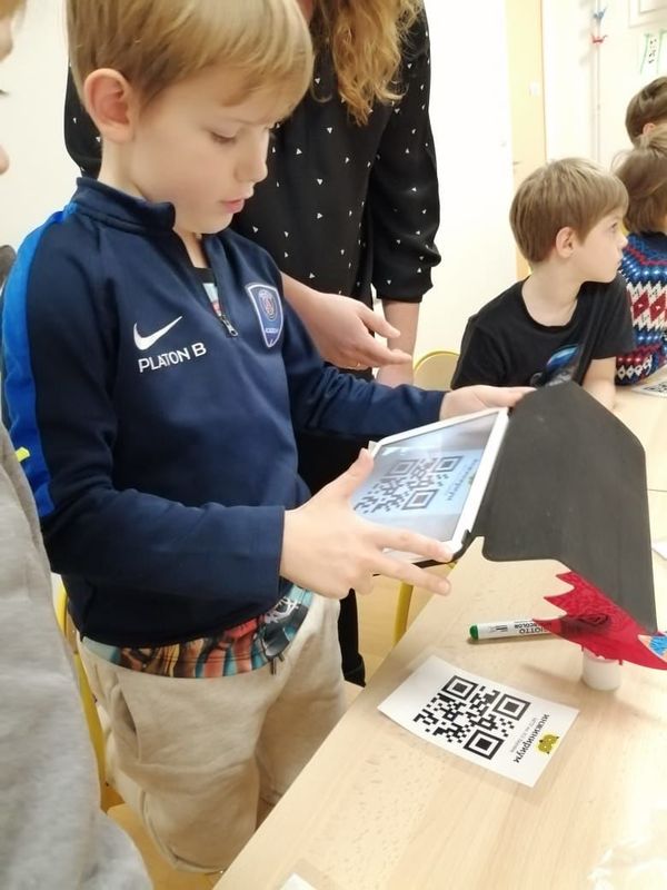 A boy takes part in a workshop on circuit engineering in Paris, France. - Sputnik International