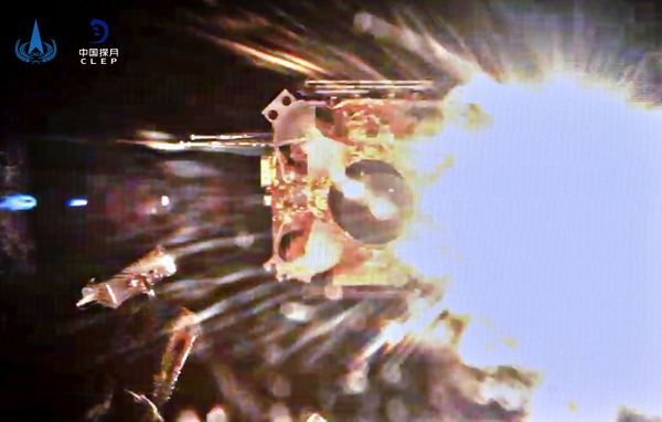 This image provided by China National Space Administration shows the ascender of Chang'e-5 spacecraft blasting off from the moon surface on Thursday, 3 December 2020. This image provided by China National Space Administration shows the ascender of Chang'e-5 spacecraft blasting off from the moon surface on Thursday, 3 December 2020. - Sputnik International