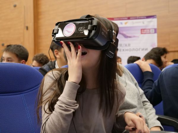 A student looks at space through VR glasses at the VR and AR Day in Bishkek, Kyrgyzstan. - Sputnik International