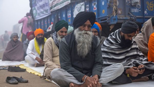 Farmers attend a nationwide protest against the newly passed farm bills on a foggy morning at Singhu border near Delhi, India, December 8, 2020 - Sputnik International