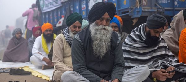 Farmers attend a nationwide protest against the newly passed farm bills on a foggy morning at Singhu border near Delhi, India, December 8, 2020 - Sputnik International