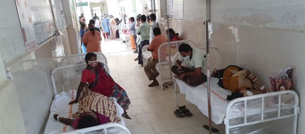 Patients and their bystanders are seen at the district government hospital in Eluru, Andhra Pradesh state, India, Sunday, Dec.6, 2020. Over 200 people have been hospitalized due to an unidentified illness in this ancient city famous for its hand woven products. Patients and their bystanders are seen at the district government hospital in Eluru, Andhra Pradesh state, India, Sunday, Dec.6, 2020. Over 200 people have been hospitalized due to an unidentified illness in this ancient city famous for its hand woven products. - Sputnik International