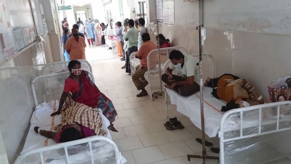 Patients and their bystanders are seen at the district government hospital in Eluru, Andhra Pradesh state, India, Sunday, Dec.6, 2020. Over 200 people have been hospitalized due to an unidentified illness in this ancient city famous for its hand woven products. - Sputnik International