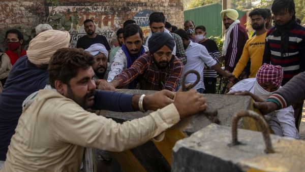 Farmers remove police barricades to reach a protest site during a nationwide strike against the newly passed farm bills at Singhu border near Delhi, India, December 8, 2020 Farmers remove police barricades to reach a protest site during a nationwide strike against the newly passed farm bills at Singhu border near Delhi, India, December 8, 2020 - Sputnik International