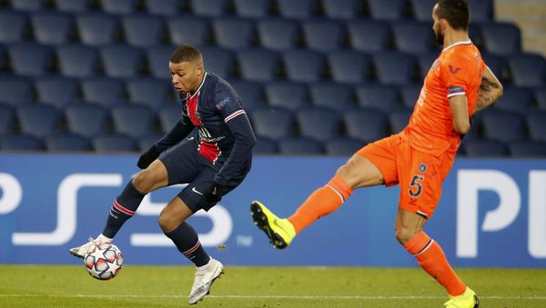 PSG's Kylian Mbappe,left,t,controls the ball next to Basaksehir's Mehmet Topal, during the Champions League group H soccer match between Paris Saint Germain and Istanbul Basaksehir at the Parc des Princes stadium in Paris, Tuesday Dec. 8 , 2020. - Sputnik International