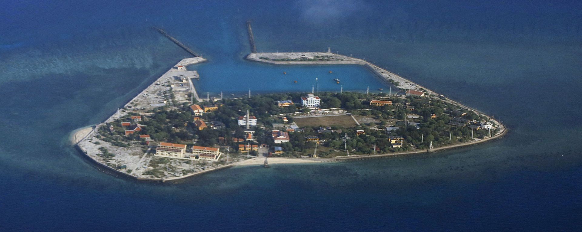 The Vietnamese-claimed Southwest Cay island in the Spratly island group is seen from a Philippine Air Force C-130 transport plane during the visit to the Philippine-claimed Thitu Island by Defense Secretary Delfin Lorenzana, Armed Forces Chief Gen. Eduardo Ano and other officials in disputed South China Sea, western Philippines, Friday, April 21, 2017. The Vietnamese-claimed Southwest Cay island in the Spratly island group is seen from a Philippine Air Force C-130 transport plane during the visit to the Philippine-claimed Thitu Island by Defense Secretary Delfin Lorenzana, Armed Forces Chief Gen. Eduardo Ano and other officials in disputed South China Sea, western Philippines, Friday, April 21, 2017. - Sputnik International, 1920, 08.12.2020