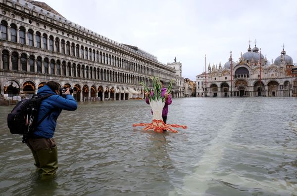 People pose for photos in flooded St. Mark's Square, Venice, Italy People pose for photos in flooded St. Mark's Square, Venice, Italy - Sputnik International