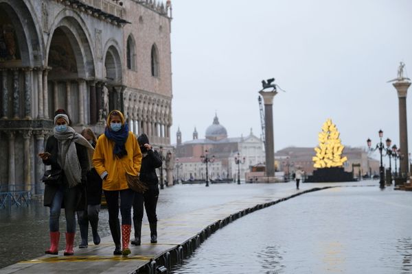People walk in flooded St. Mark's Square, Venice People walk in flooded St. Mark's Square, Venice - Sputnik International
