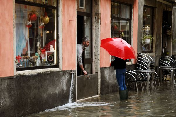 A store in a flooded street, in Venice A store in a flooded street, in Venice - Sputnik International