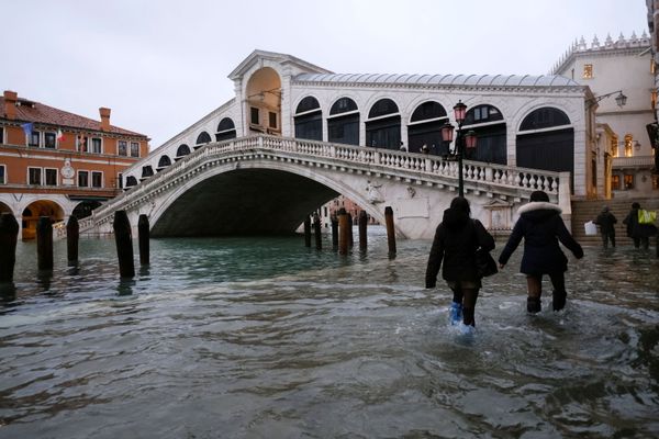 People walk along a flooded street near the Rialto Bridge, Venice People walk along a flooded street near the Rialto Bridge, Venice - Sputnik International
