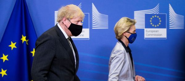 European Commission President Ursula von der Leyen welcomes British Prime Minister Boris Johnson in Brussels, Belgium December 9, 2020. - Sputnik International