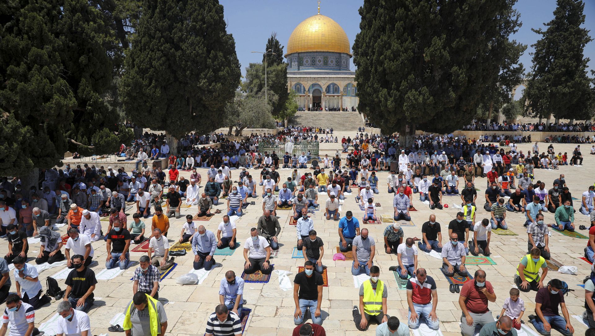 Muslim men keep social distancing to prevent the spread of coronavirus pandemic during Friday prayer, next to the Dome of the Rock Mosque in the Al Aqsa Mosque compound in Jerusalem's old city, Friday, July 10, 2020 Muslim men keep social distancing to prevent the spread of coronavirus pandemic during Friday prayer, next to the Dome of the Rock Mosque in the Al Aqsa Mosque compound in Jerusalem's old city, Friday, July 10, 2020 - Sputnik International, 1920, 08.05.2021
