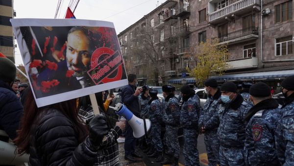 Armenian law enforcement officers stand guard during an opposition rally to demand the resignation of Prime Minister Nikol Pashinyan following the signing of a deal to end a military conflict over Nagorno-Karabakh, in Yerevan, Armenia December 8, 2020 - Sputnik International
