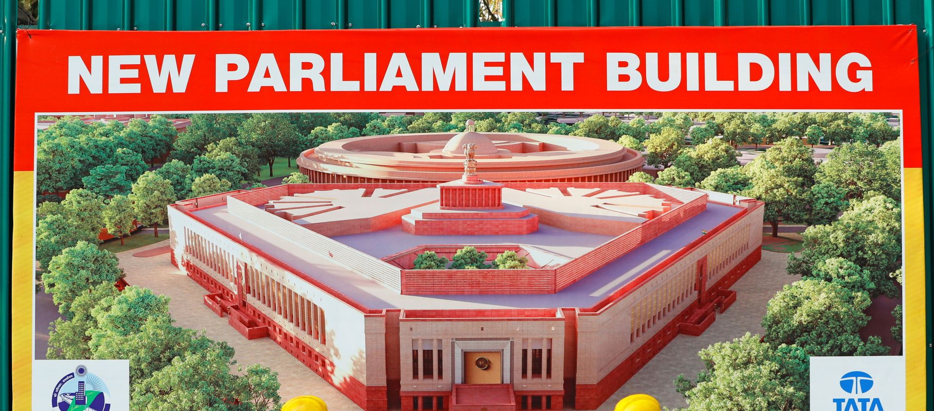 Construction workers walk past a hoarding featuring India's new parliament building outside its construction site in New Delhi, India, December 10, 2020. - Sputnik International, 1920, 05.01.2021
