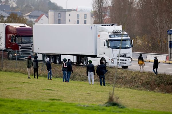 Truckers Attacked by Calais Migrants Demanding to be Smuggled to UK - Video Truckers Attacked by Calais Migrants Demanding to be Smuggled to UK - Video - Sputnik International