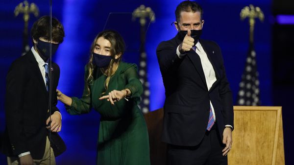 Hunter Biden, son of President-elect Joe Biden gives a thumbs-up as he stands on stage Saturday, Nov. 7, 2020, in Wilmington, Del. - Sputnik International