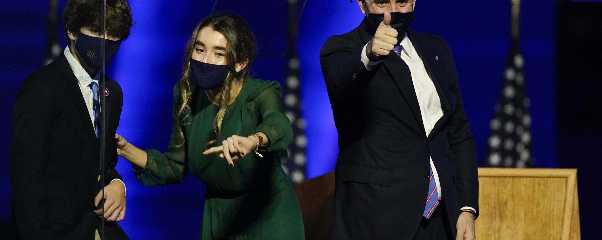 Hunter Biden, son of President-elect Joe Biden gives a thumbs-up as he stands on stage Saturday, 7 November 2020, in Wilmington, Delaware. - Sputnik International, 1920, 09.04.2021