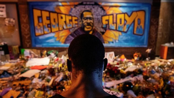 A man recites spoken word poetry at a makeshift memorial honoring George Floyd, at the spot where he was taken into custody, in Minneapolis, Minnesota, U.S., June 1, 2020 - Sputnik International