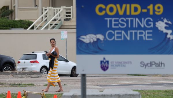 A beachgoer walks past a coronavirus disease (COVID-19) drive-through testing centre at Bondi Beach in Sydney, Australia, November 23, 2020 - Sputnik International