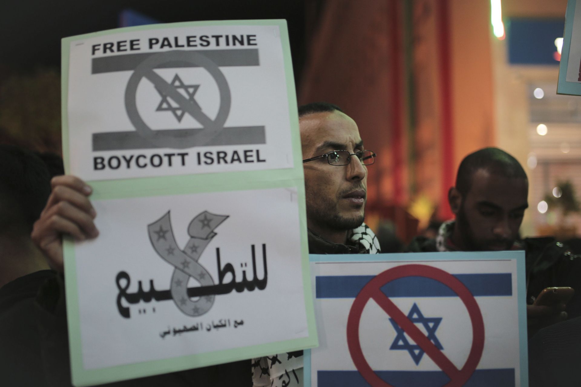 Moroccans protest against the participation of Israel and the flying of its flag at the United Nation's climate talks being held in Marrakech, Morocco, Thursday, Nov. 10, 2016 - Sputnik International, 1920, 06.12.2021