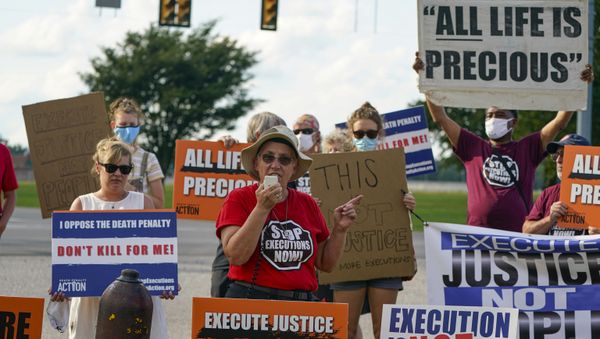 Campaigners against the death penalty outside the federal prison in Terre Haute, Indiana - Sputnik International
