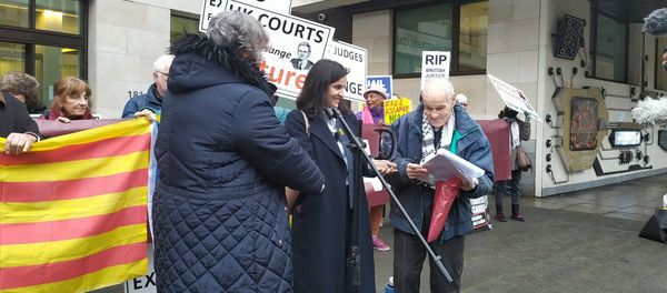Ms Júlia Strubell hands the 2019 Catalonia Dignity Commission award to Eric Levy of Committee to Defend Julian Assange on 11 December 2020 outside Westminster Magistrates' Court - Sputnik International