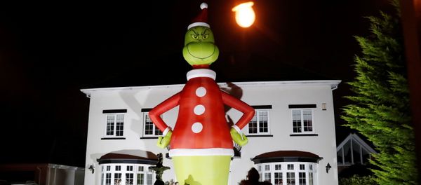 People pose in front of a giant inflatable character The Grinch outside a house, amid the outbreak of the coronavirus disease (COVID-19) in Hartlepool, Britan November 29, 2020. - Sputnik International