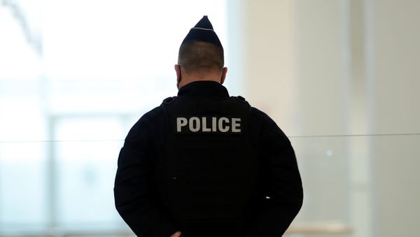 French police secure the area before the start of the trial on charges of corruption and influence peddling of former French President Nicolas Sarkozy, lawyer Thierry Herzog and former French judge Gilbert Azibert, at Paris courthouse, France, November 30, 2020. REUTERS/Benoit Tessier - Sputnik International