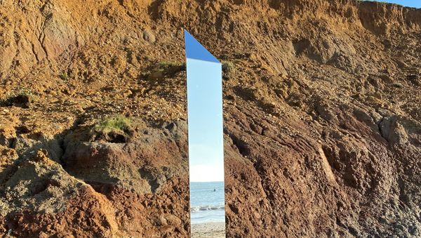 Shining metal object is seen at Compton Beach, Isle of Wight, Britain December 6, 2020. Picture taken December 6, 2020. - Sputnik International
