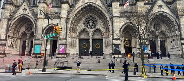Police are seen outside of the Cathedral of St. John the Divine in New York on December 13, 2020, after a shooter opened fire outside the church before police returned fire and took the man into custody. - Sputnik International