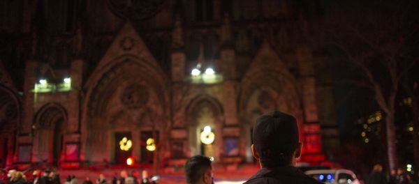 Police officers stand guard outside of the Cathedral of St. John the Divine in New York on December 13, 2020, after a shooter opened fire outside the church. - A man was shot and critically injured by police after he opened fire near crowds who had gathered to watch carol-singing outside a New York church. - Sputnik International