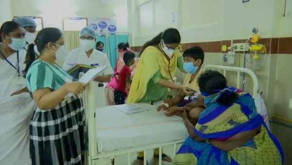 A doctor examines a young patient lying in a hospital bed at an Eluru hospital, after hundreds of people were hospitalised due to an unknown illness in the southern state of Andhra Pradesh, in this still frame taken from video dated December 9, 2020 - Sputnik International