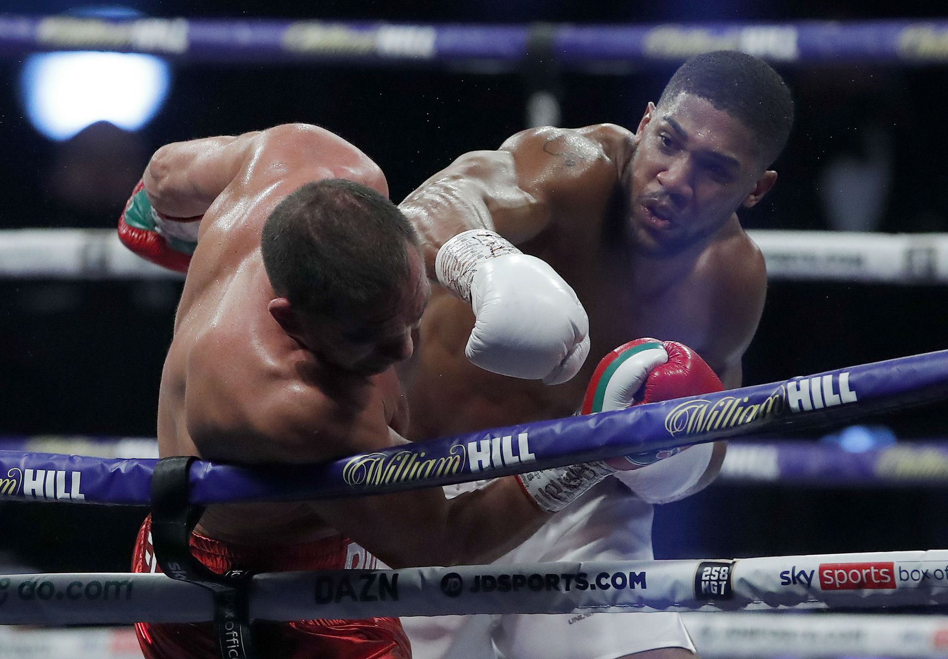 Britain's Anthony Joshua punches Bulgarian Kubrat Pulev during their fight on 12 December 2020 Britain's Anthony Joshua punches Bulgarian Kubrat Pulev during their fight on 12 December 2020 - Sputnik International, 1920, 23.09.2021