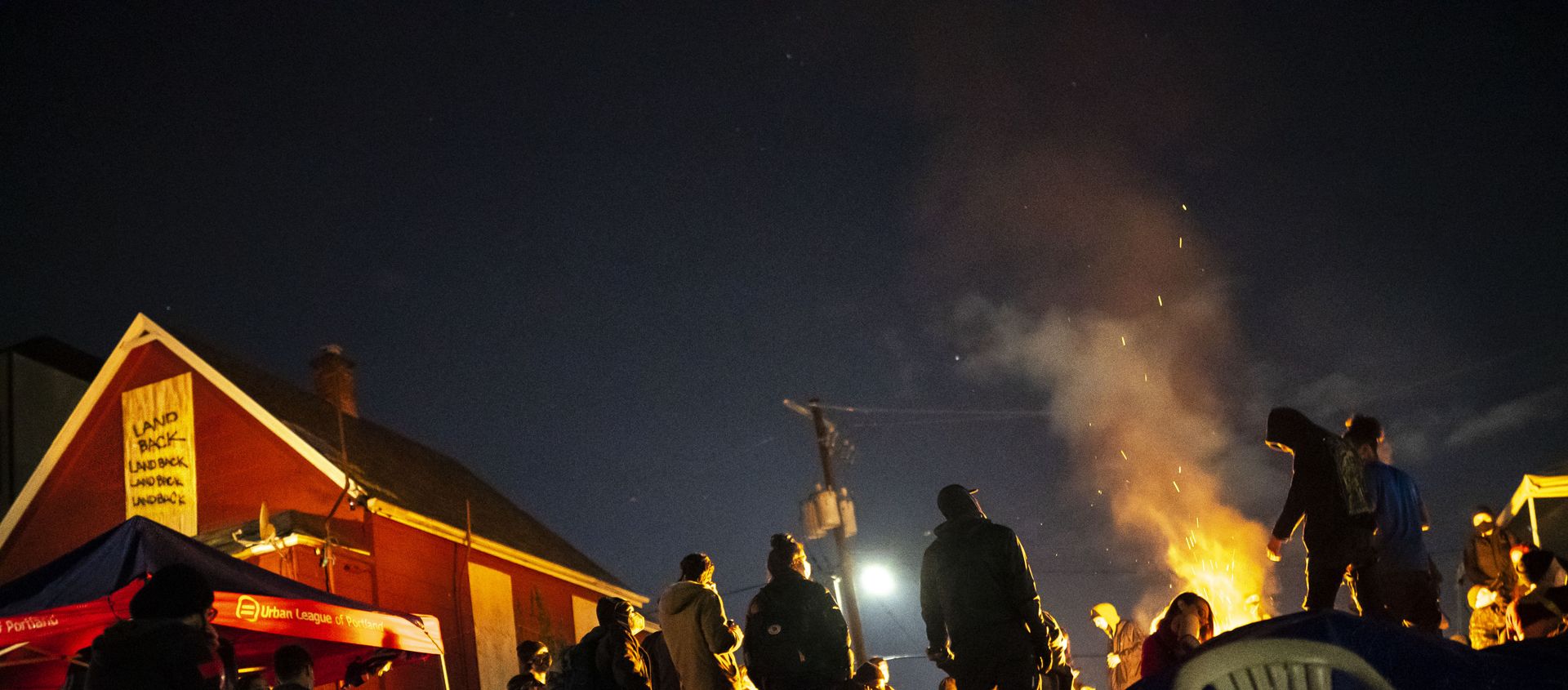 Protesters plan their next action while standing around a fire near the Red House on Mississippi Street on December 9, 2020 in Portland, Oregon Protesters plan their next action while standing around a fire near the Red House on Mississippi Street on December 9, 2020 in Portland, Oregon - Sputnik International, 1920, 15.12.2020