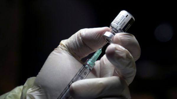 A healthcare worker prepares to administer a Pfizer/BioNTEch coronavirus disease (COVID-19) vaccine at The Michener Institute, in Toronto, Canada December 14, 2020. - Sputnik International