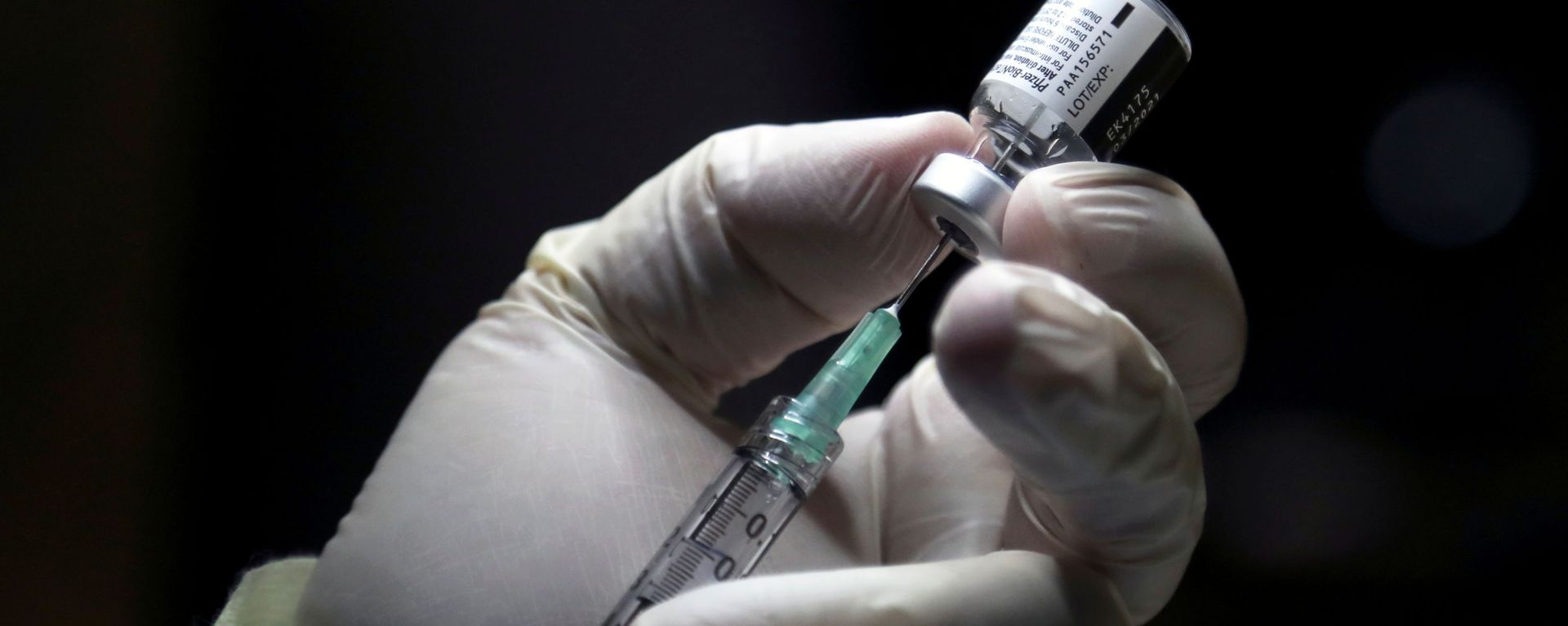 A healthcare worker prepares to administer a Pfizer/BioNTEch coronavirus disease (COVID-19) vaccine at The Michener Institute, in Toronto, Canada December 14, 2020. - Sputnik International, 1920, 24.12.2020
