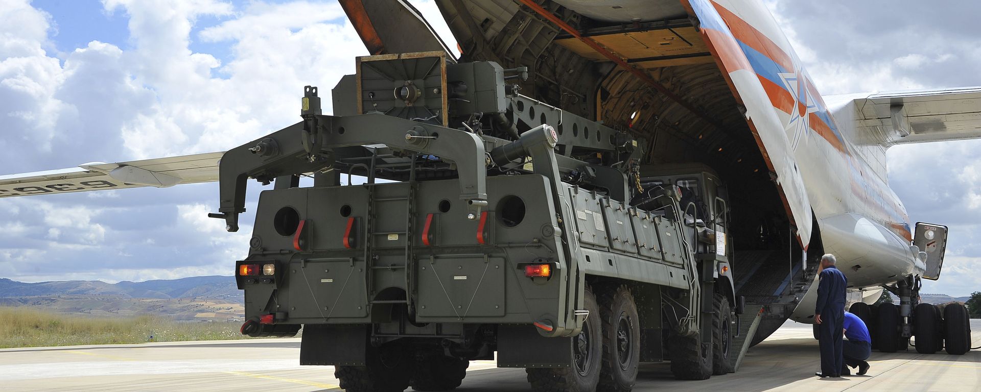 Military vehicles and equipment, parts of the S-400 air defense systems, are unloaded from a Russian transport aircraft, at Murted military airport in Ankara, Turkey, Friday, July 12, 2019 Military vehicles and equipment, parts of the S-400 air defense systems, are unloaded from a Russian transport aircraft, at Murted military airport in Ankara, Turkey, Friday, July 12, 2019 - Sputnik International, 1920, 05.10.2021