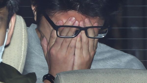 Suspect Takahiro Shiraishi covers his face with his hands as he is transported to the prosecutor's office from a police station in Tokyo on November 1, 2017 - Sputnik International